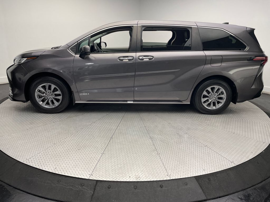 2021 Toyota Sienna XLE 8