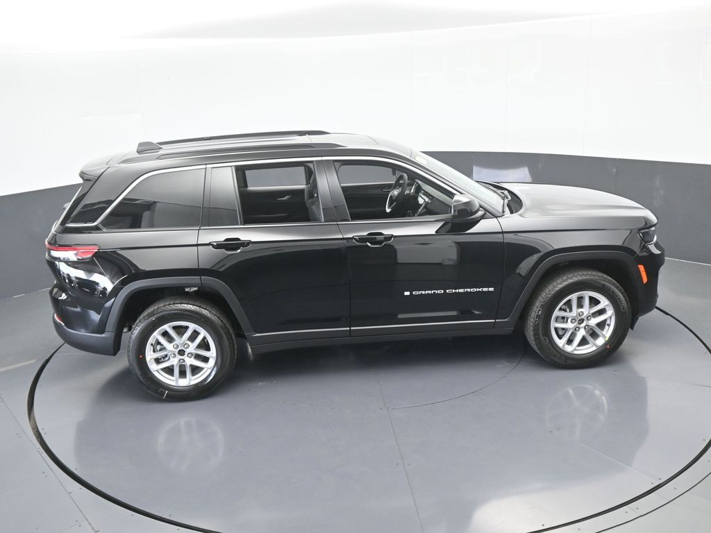 New 2026 Diamond Black Crystal Pearlcoat Jeep Laredo X image 50