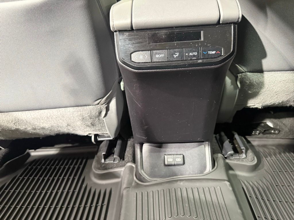 2023 Toyota Highlander LE 21