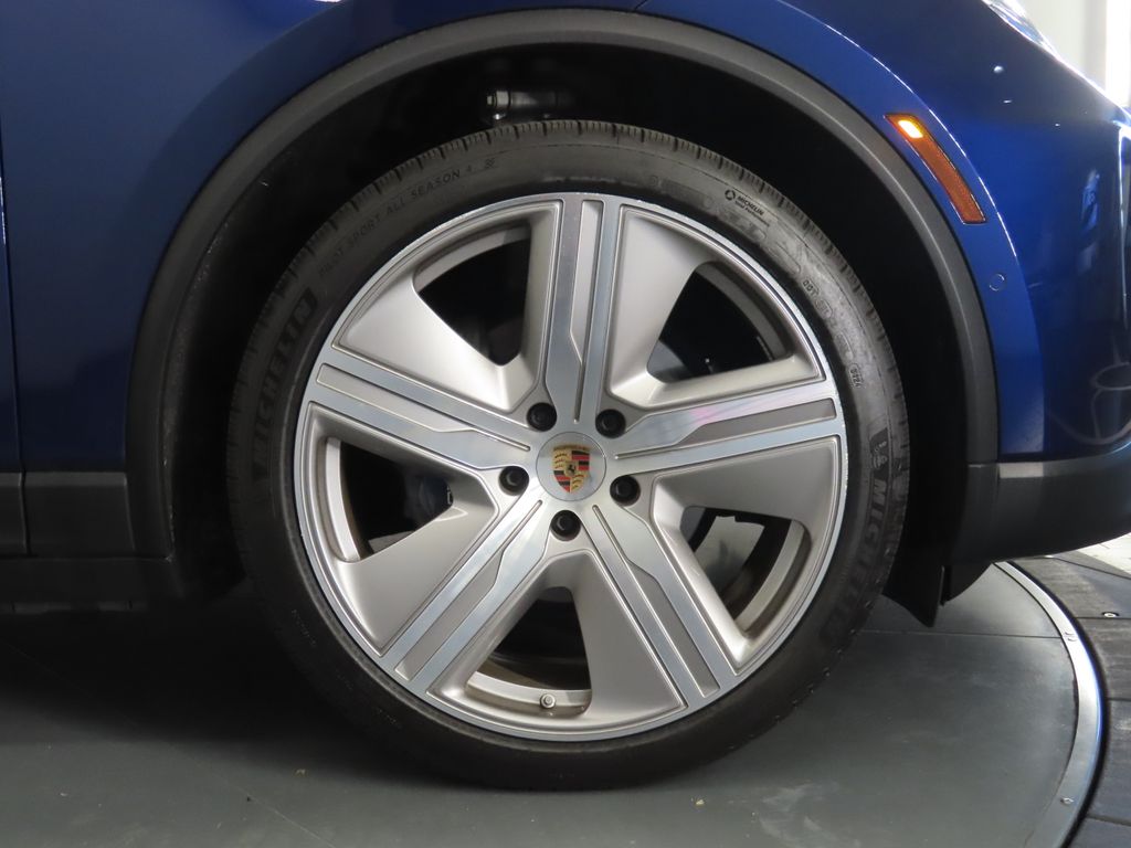 Thumbnail: 2024 Porsche Macan - 11