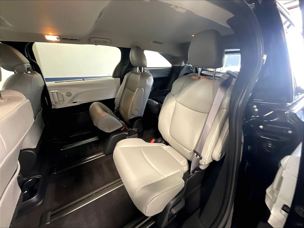 2025 Toyota Sienna — photo 15