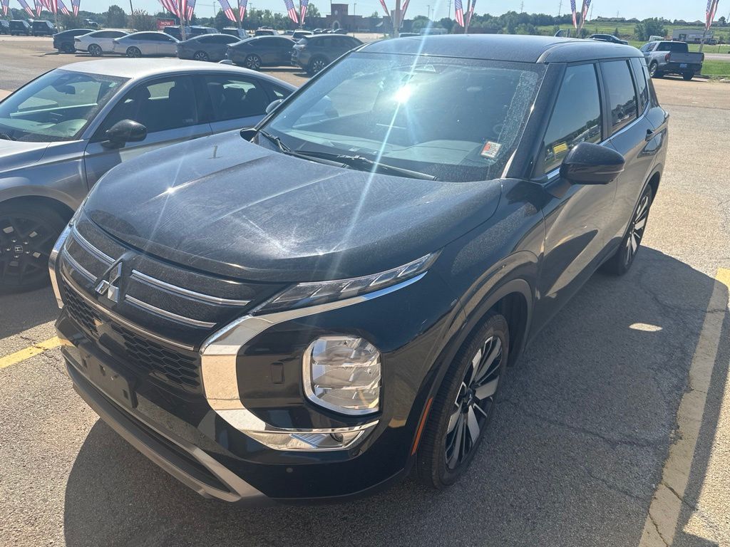 White Diamond 2025 Mitsubishi Outlander SUV / Crossover Front-Wheel Drive Continuously Variable Transmission