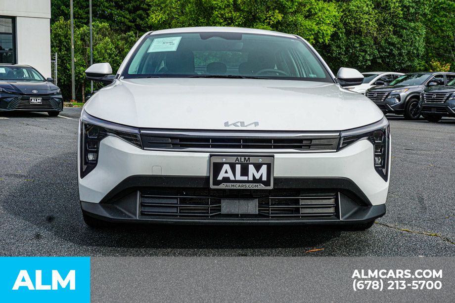 Used 2025 White Kia LXS image 9