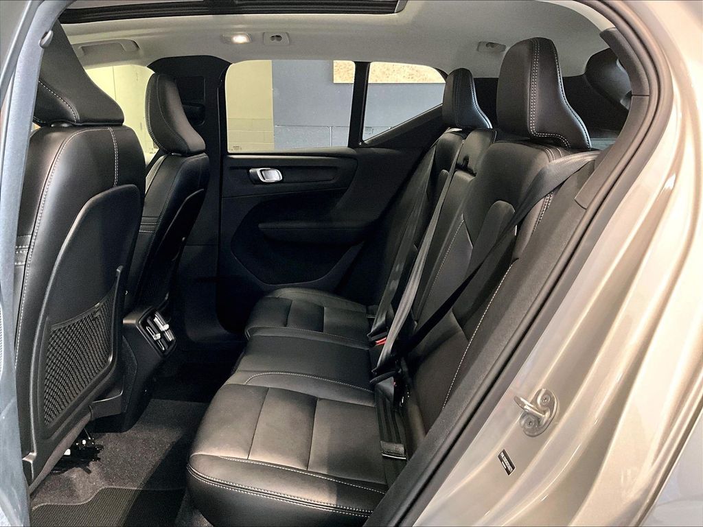 2025 Volvo XC40 — photo 15