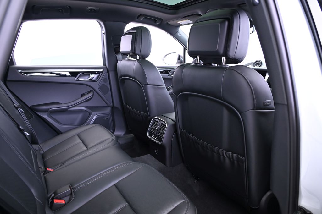 Thumbnail: 2025 Porsche Macan - 21