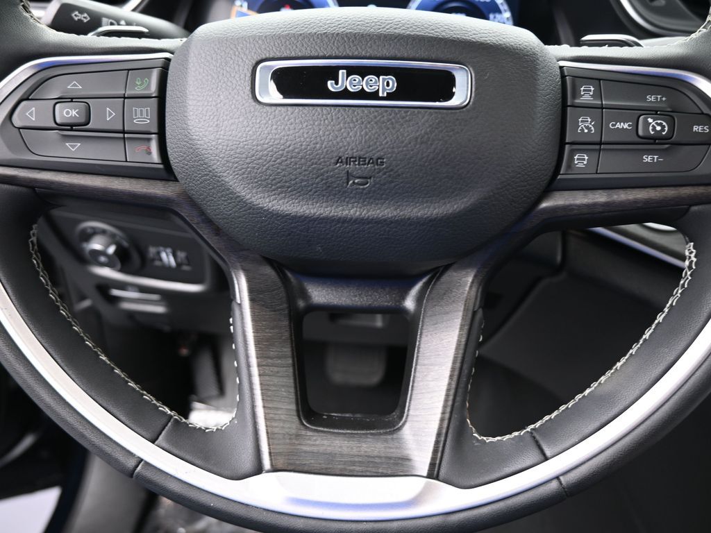 Used 2024 Midnight Sky Jeep Limited image 31