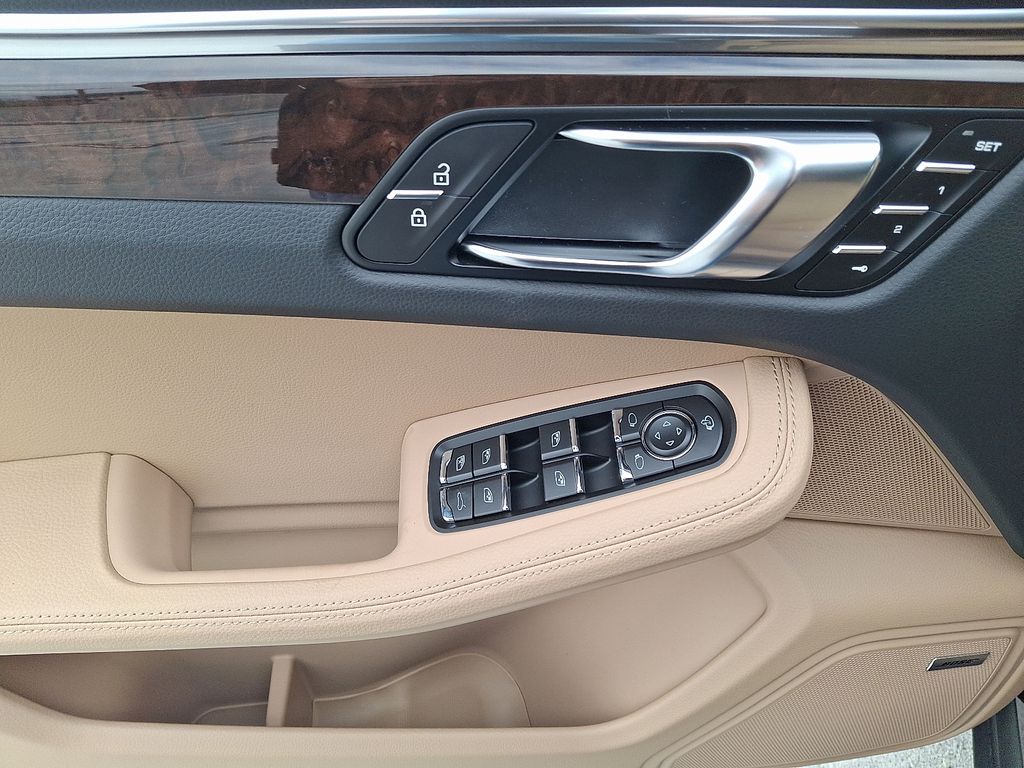 Thumbnail: 2026 Porsche Macan - 14