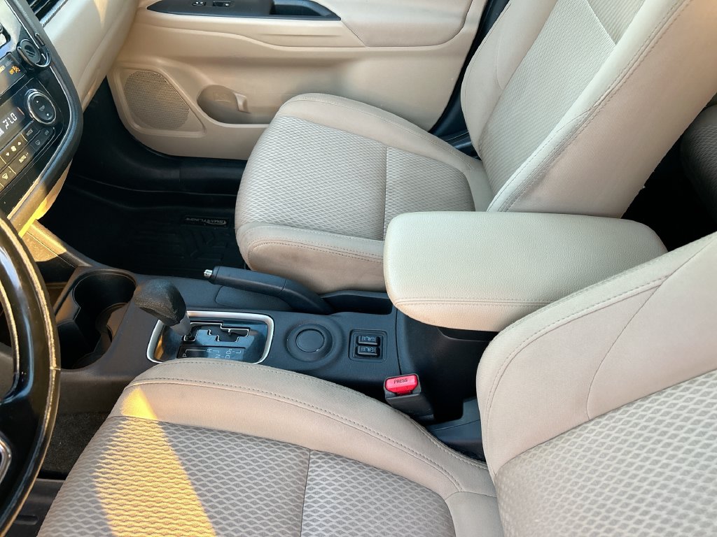 Thumbnail: 2016 Mitsubishi Outlander - 25