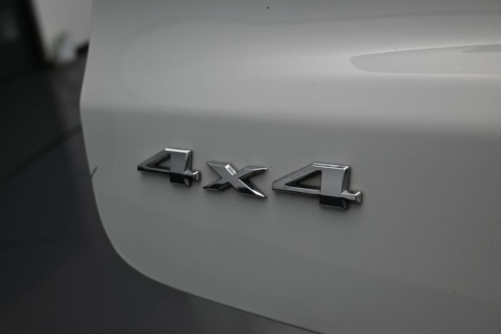 Used 2024 Bright White Clearcoat Jeep Latitude image 30