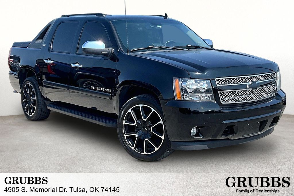 Black 2008 Chevrolet Avalanche Pickup Truck 4-Speed Automatic Overdrive