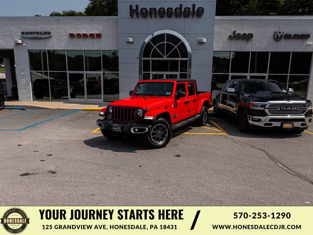 Firecracker Red Clearcoat 2021 Jeep Gladiator Pickup Truck Four-Wheel Drive 8-Speed Automatic