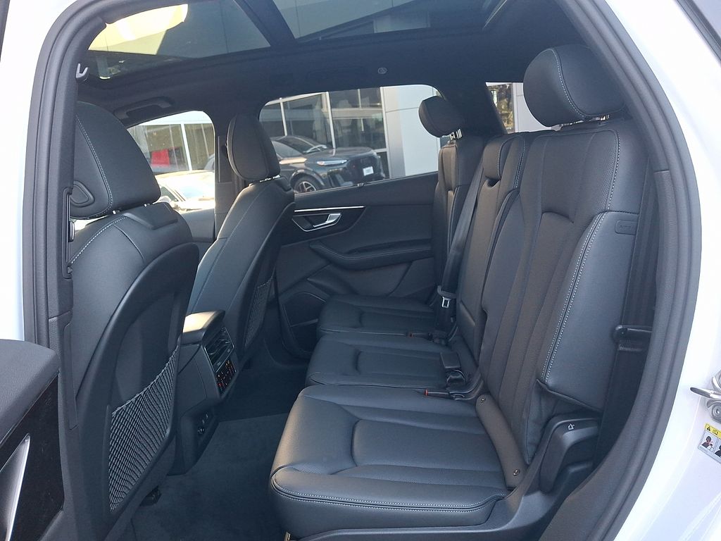 Thumbnail: 2026 Audi Q7 - 7