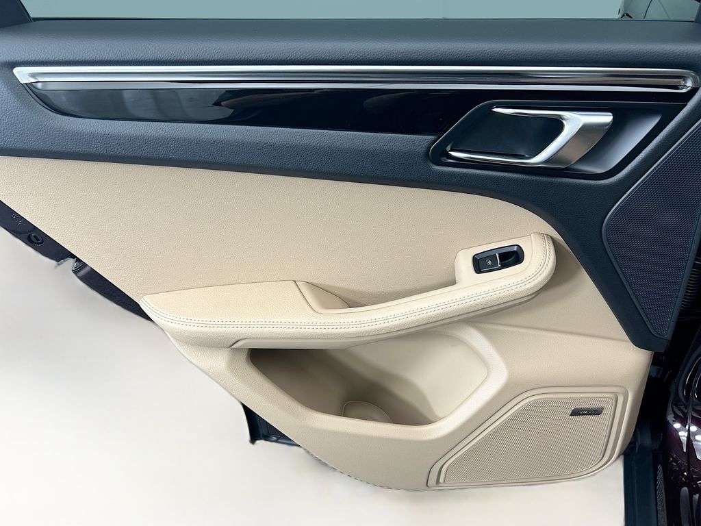 Thumbnail: 2026 Porsche Macan - 27