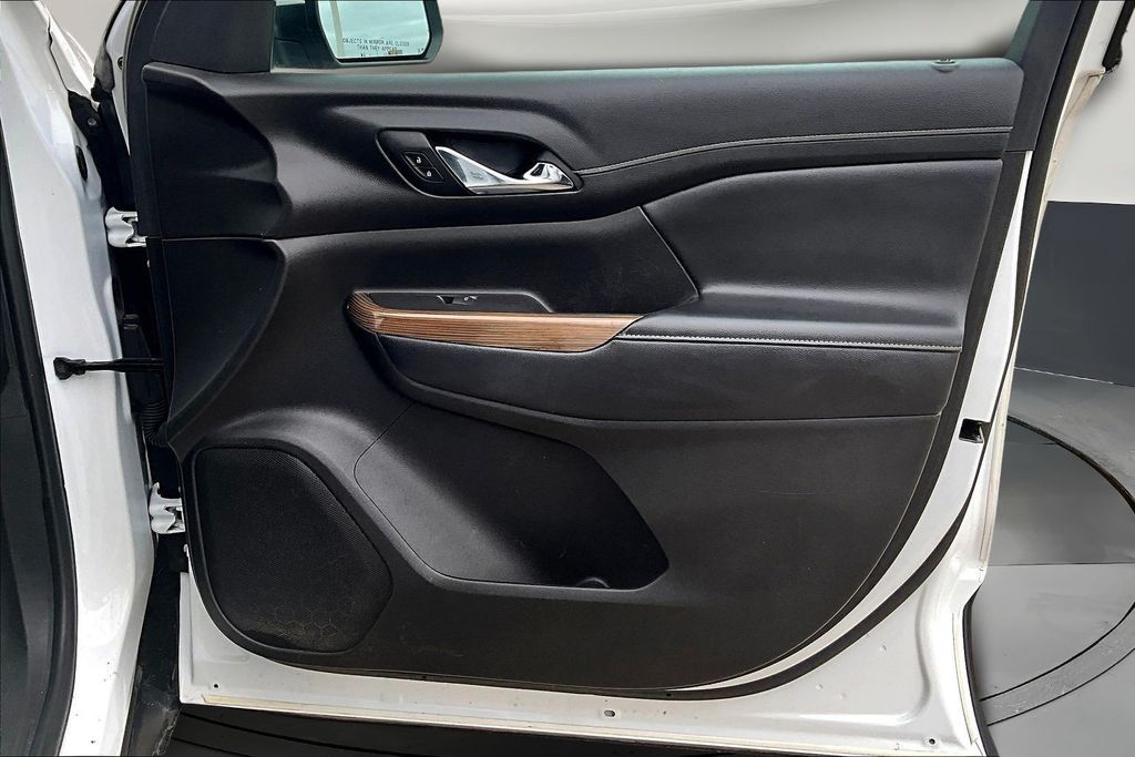 Used 2020 White GMC SLE image 28