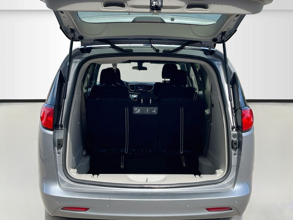 Used 2019 Silver Chrysler LX image 25
