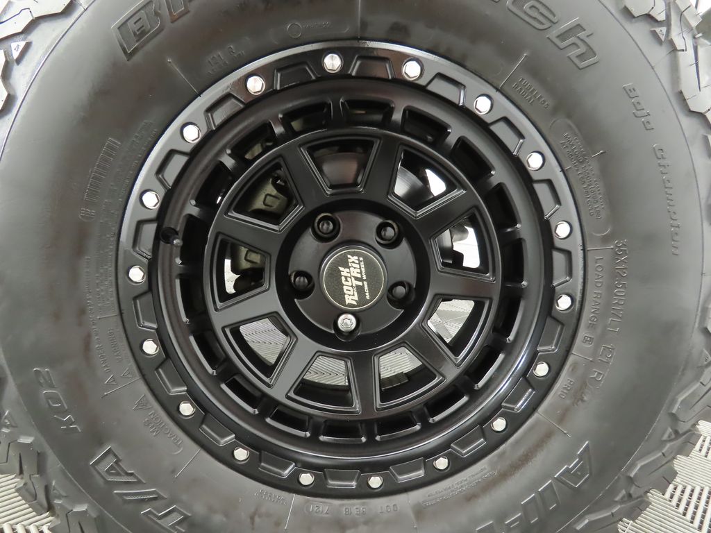2015 Jeep Wrangler Unlimited Sport 32