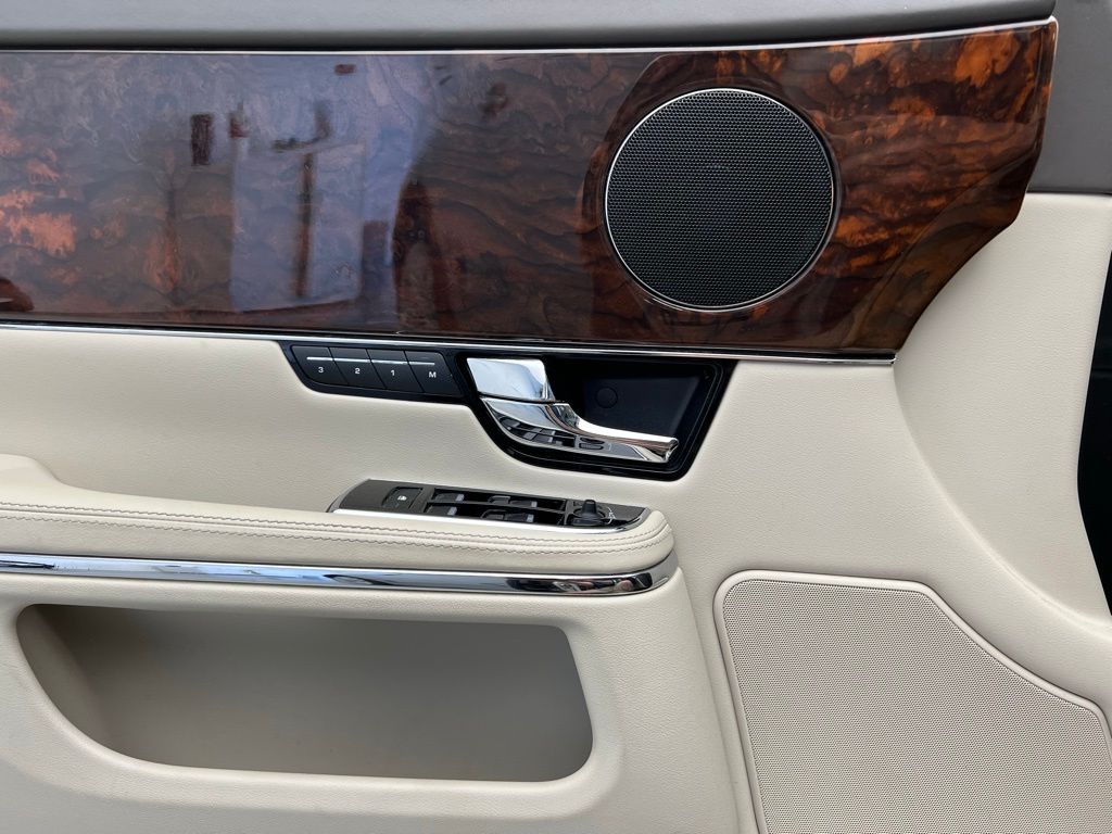 2012 Jaguar XJ Base 23