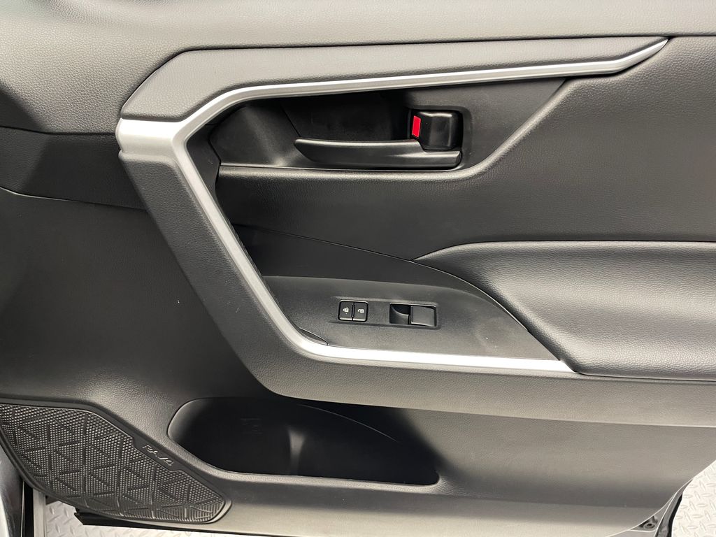 2022 Toyota RAV4 LE 14