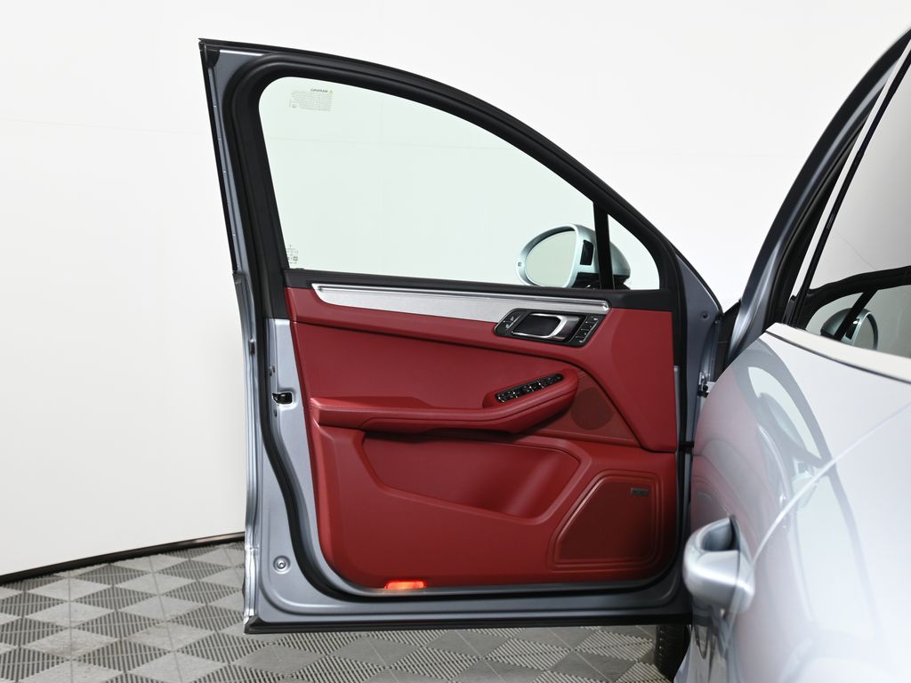 Thumbnail: 2025 Porsche Macan - 30