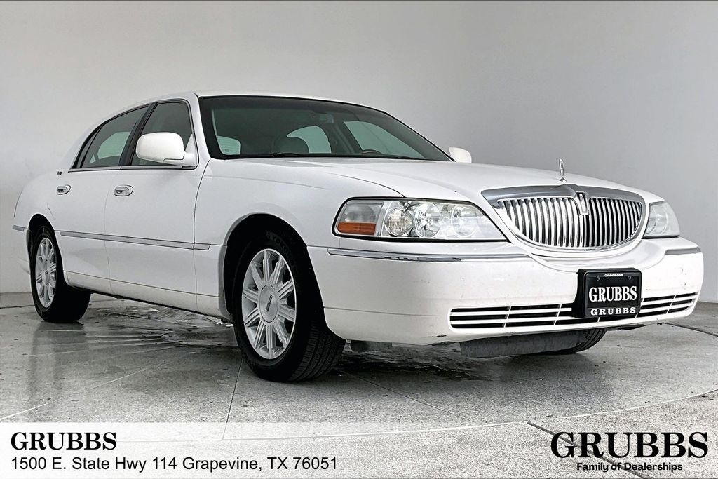 Vibrant White 2010 Lincoln Town Car Sedan Rear-Wheel Drive 4-Speed Automatic Overdrive