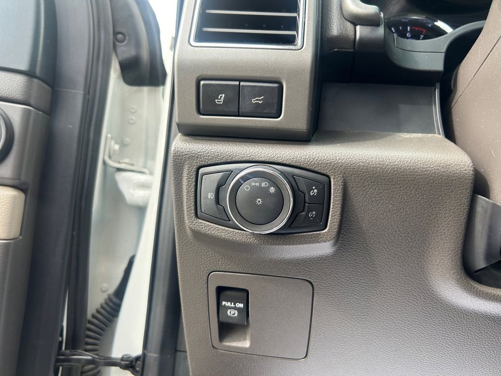 Used Car 2021 Ford Expedition Max  Xlt For Sale Under $25,000 In Floresville, Texas