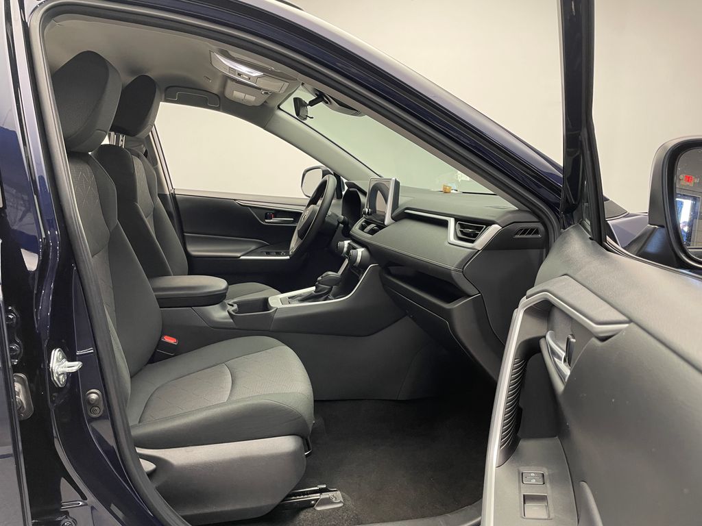 2023 Toyota RAV4 XLE 17