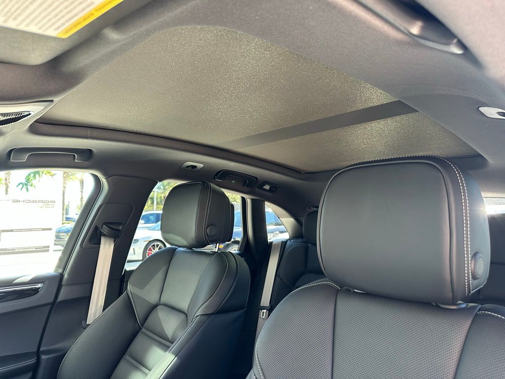 Thumbnail: 2026 Porsche Macan - 23