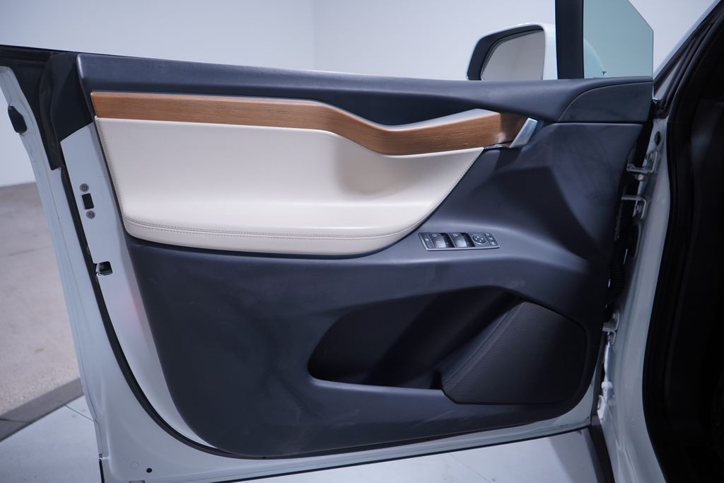 Thumbnail: 2020 Tesla Model X - 15