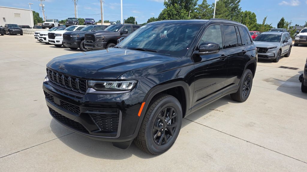 2026 Jeep Grand Cherokee Laredo Altitude