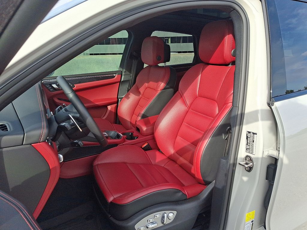 Thumbnail: 2025 Porsche Macan - 5