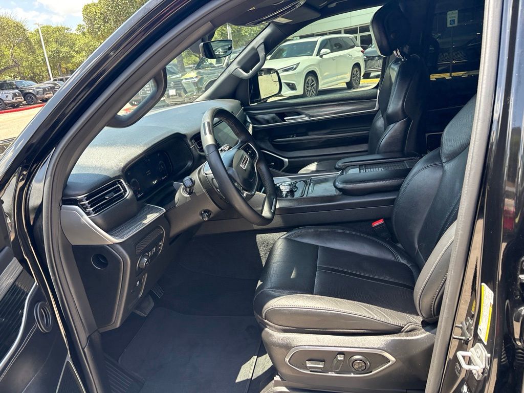 Thumbnail: 2022 Jeep Wagoneer - 16