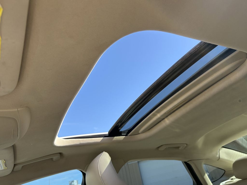 Used 2015 White Platinum Clearcoat Metallic Ford SE image 22