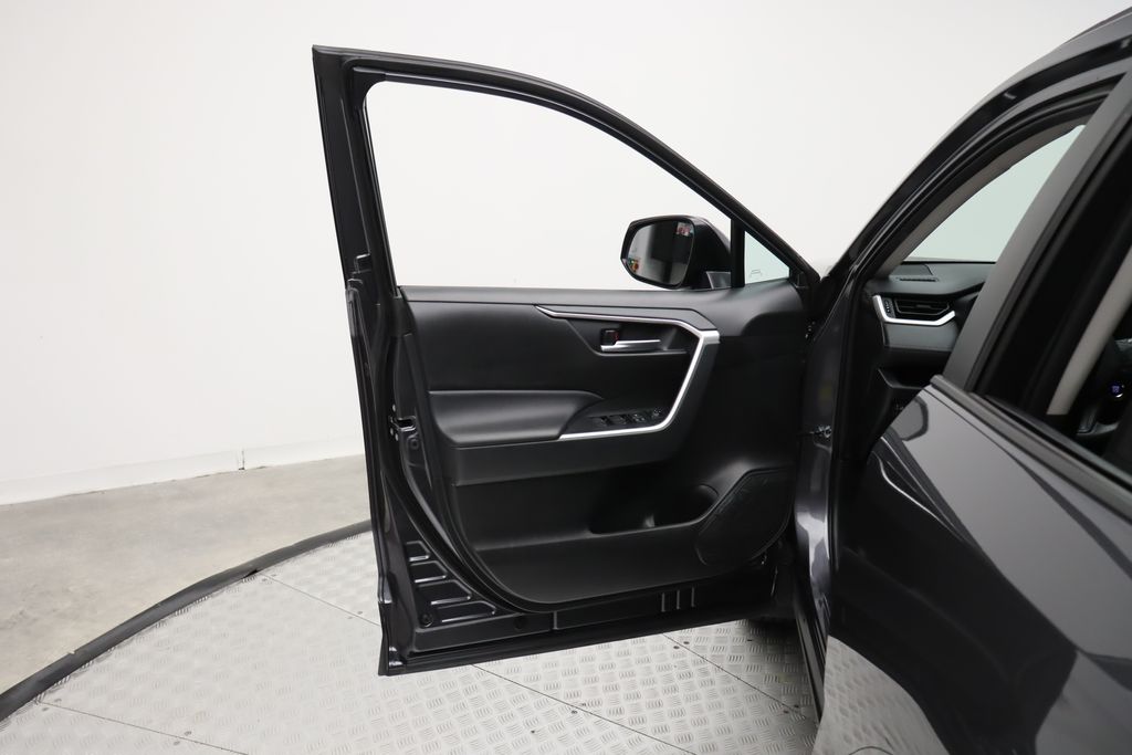 2024 Toyota RAV4 XLE 16
