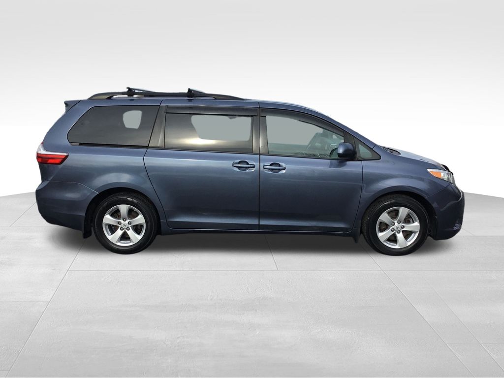 Thumbnail: 2016 Toyota Sienna - 6