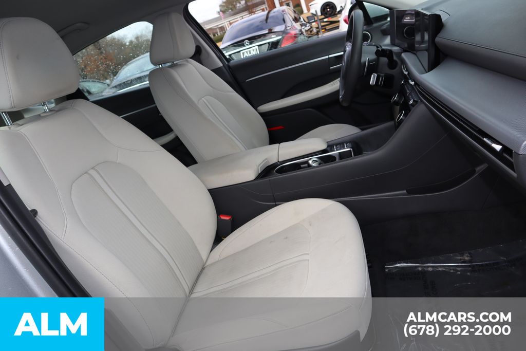 Used 2025 Silver Hyundai SEL image 24