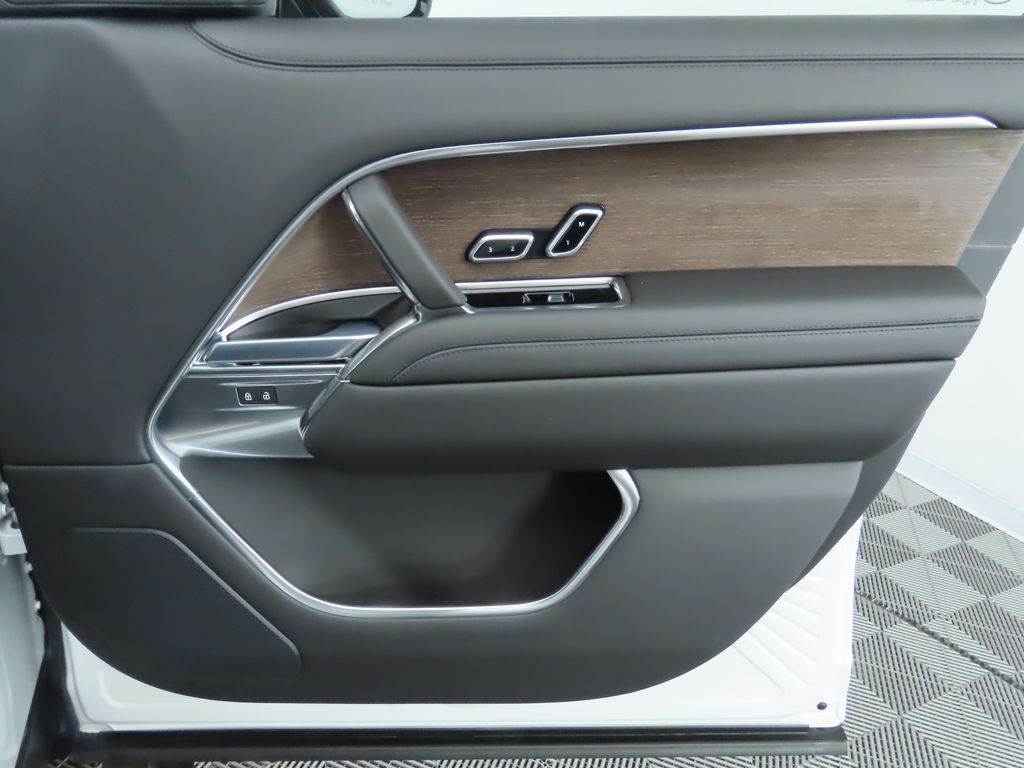 2025 Land Rover Range Rover SE 27