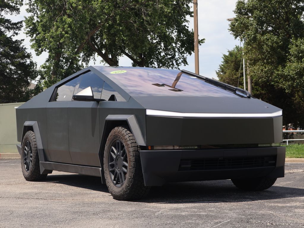 2024 Tesla Cybertruck Gris (Stainless Steel) Camioneta Tracción en las cuatro ruedas 1 velocidad Automática