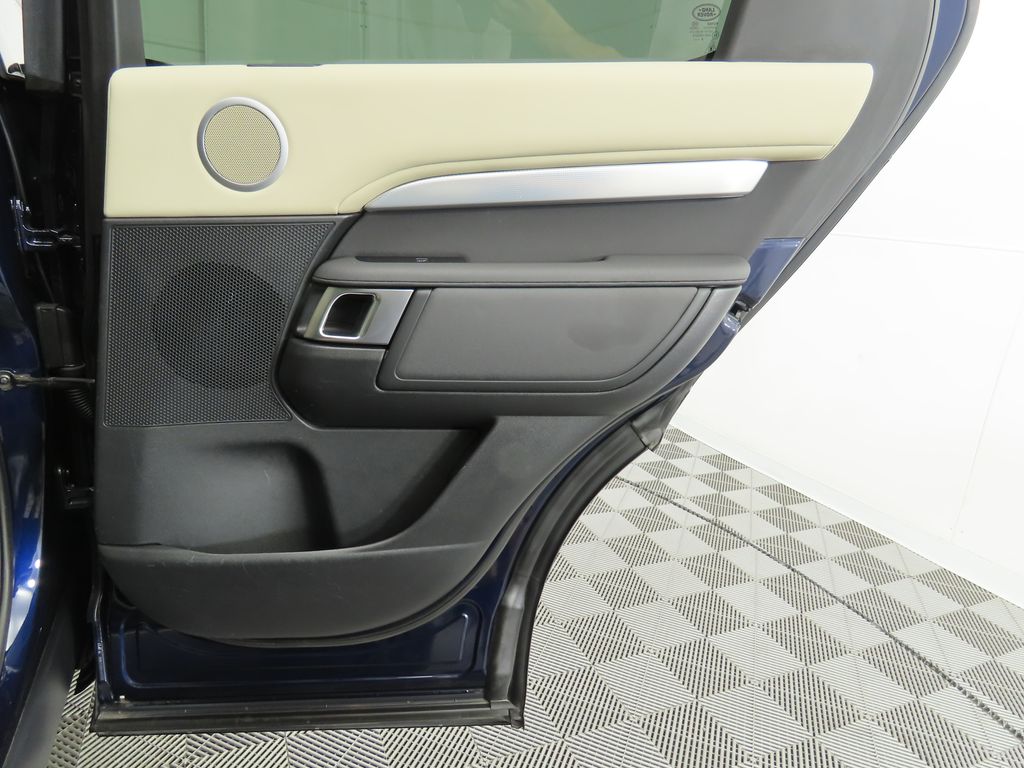 2020 Land Rover Discovery Landmark Edition 28
