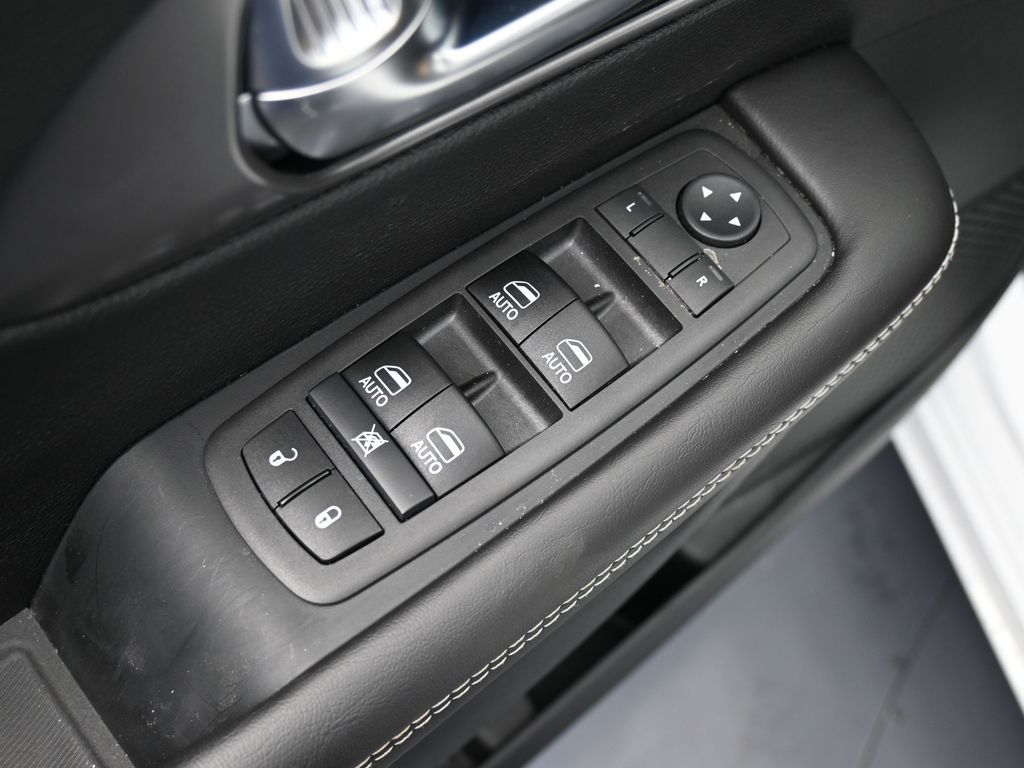 New 2026 Bright White Clearcoat Chrysler Select image 17