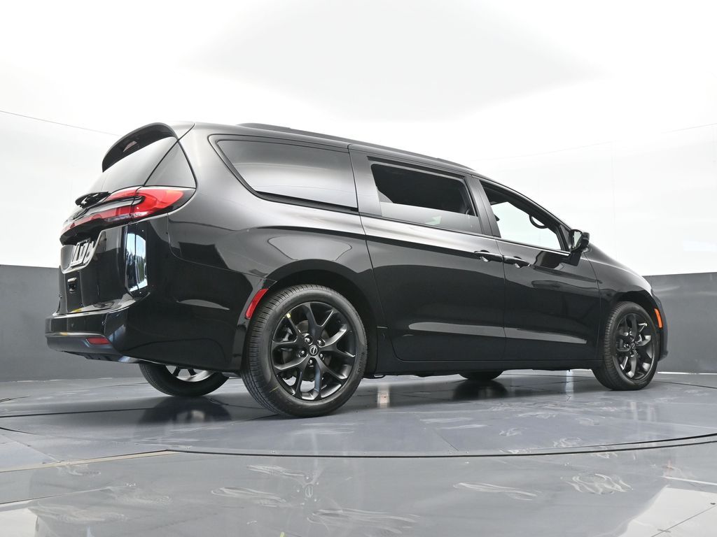 New 2026 Diamond Black Crystal Pearlcoat Chrysler Select image 60