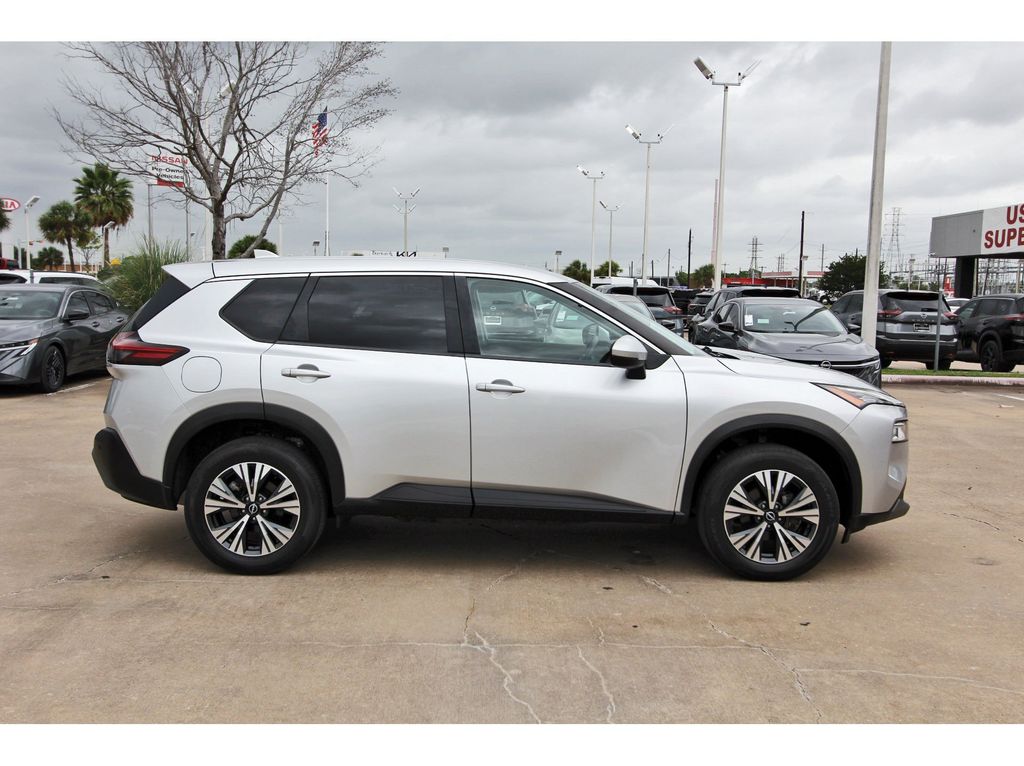 2022 Nissan Rogue SV - 4