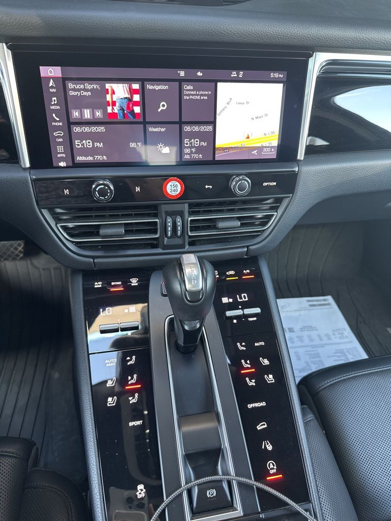 2022 Porsche Macan Base 11