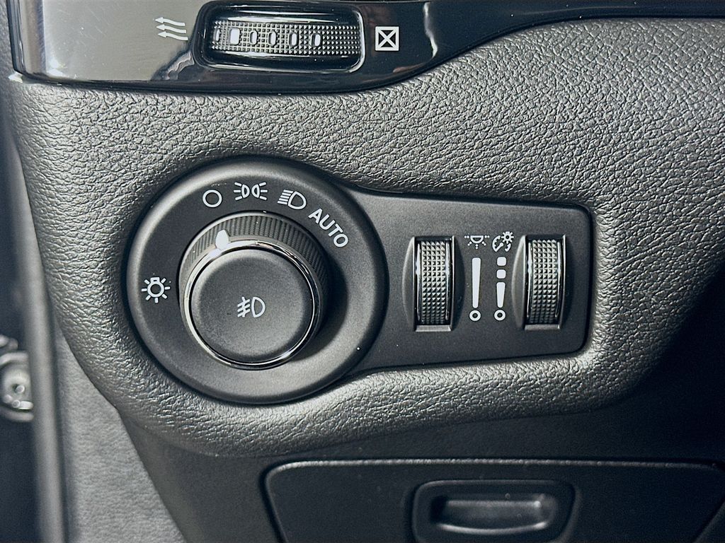Thumbnail: 2021 Jeep Cherokee - 10