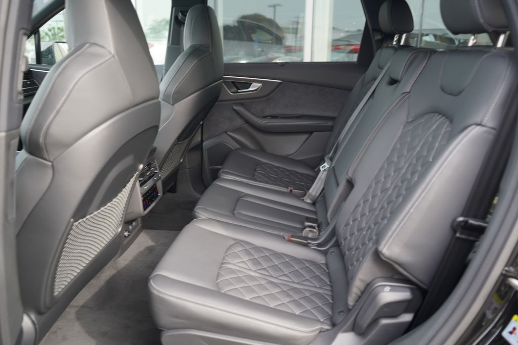 Thumbnail: 2026 Audi SQ7 - 7