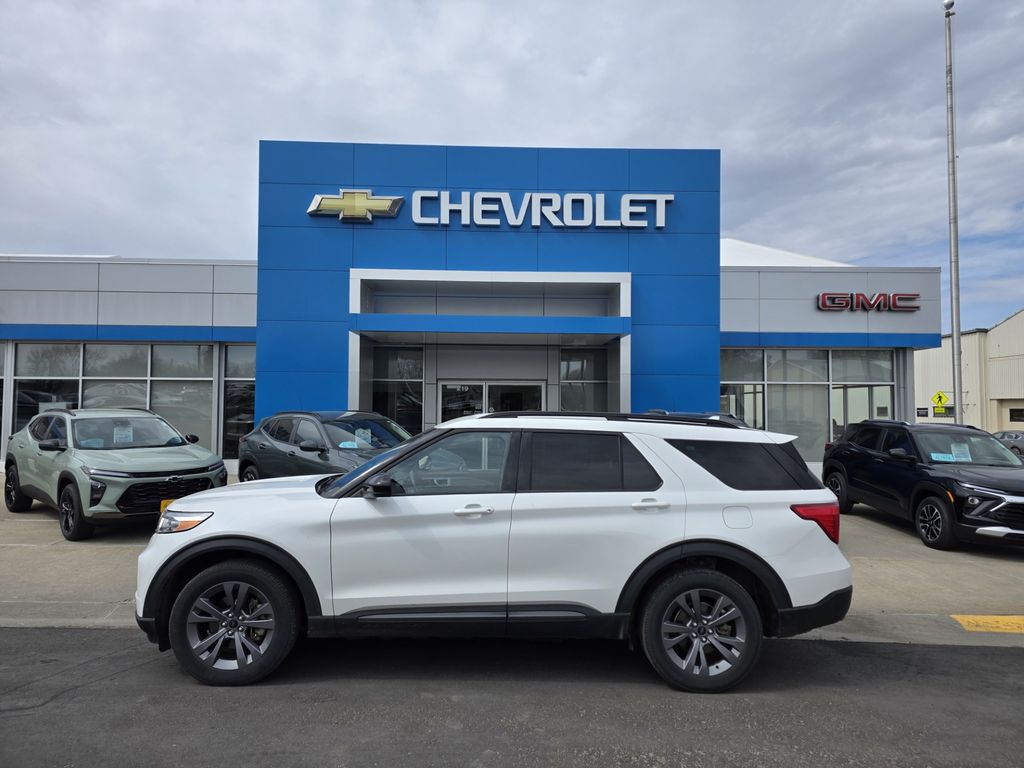 White Metallic 2022 Ford Explorer XLT AWD SUV / Crossover All-Wheel Drive Automatic