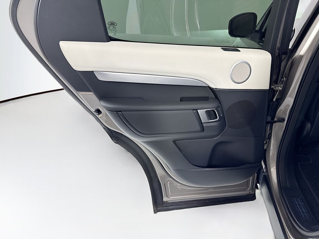 Thumbnail: 2025 Land Rover Discovery - 27