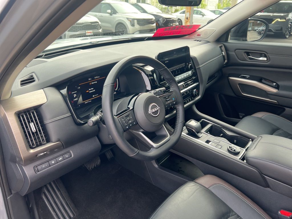 2023 Nissan Pathfinder Platinum photo