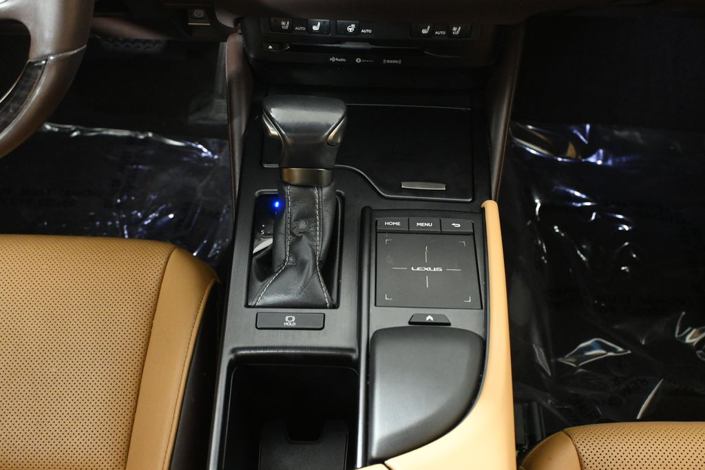 Thumbnail: 2021 Lexus ES - 24