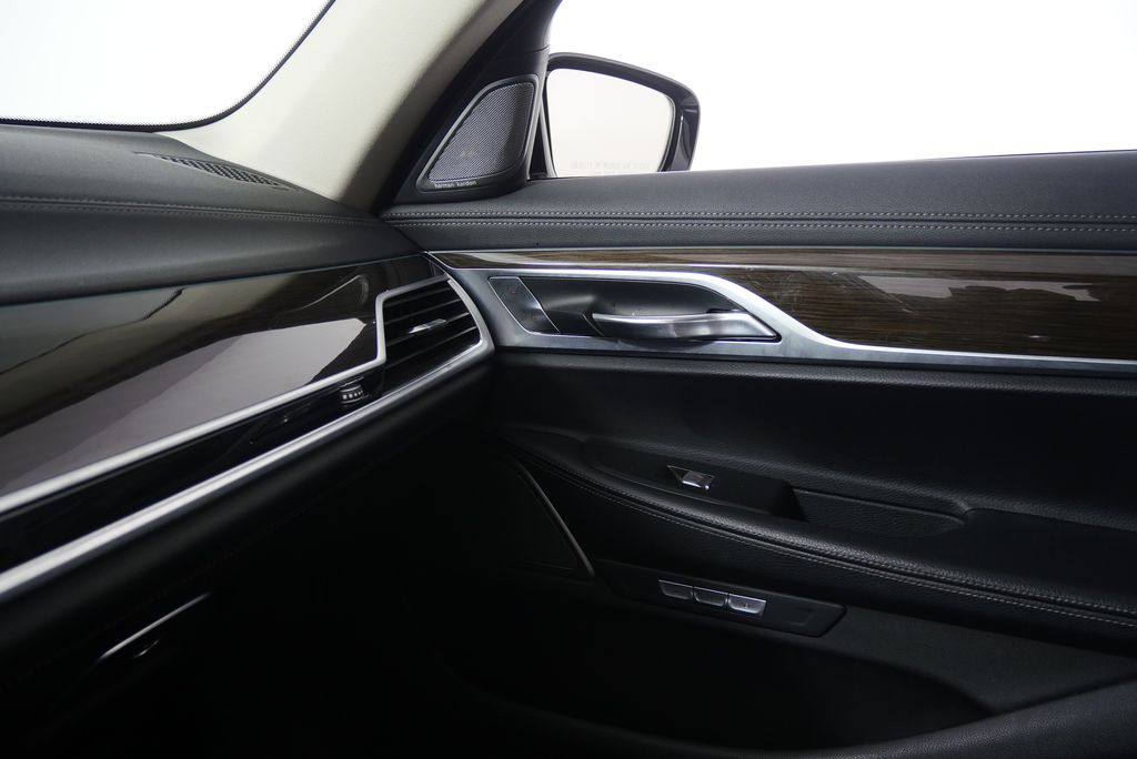 Thumbnail: 2017 BMW 7 Series - 27
