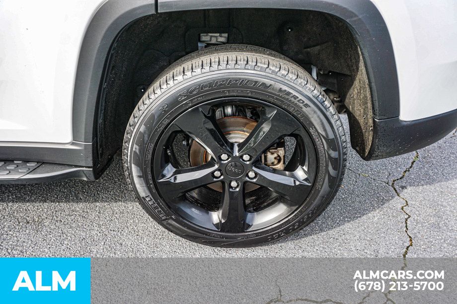 Used 2024 White/off-white Jeep Limited image 17
